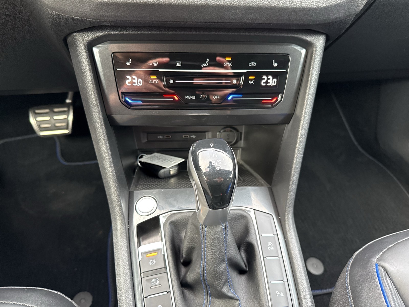 Volkswagen Tiguan 2.0 R BLACKSTYLE 4X4 LEDER PANO AHK LM21