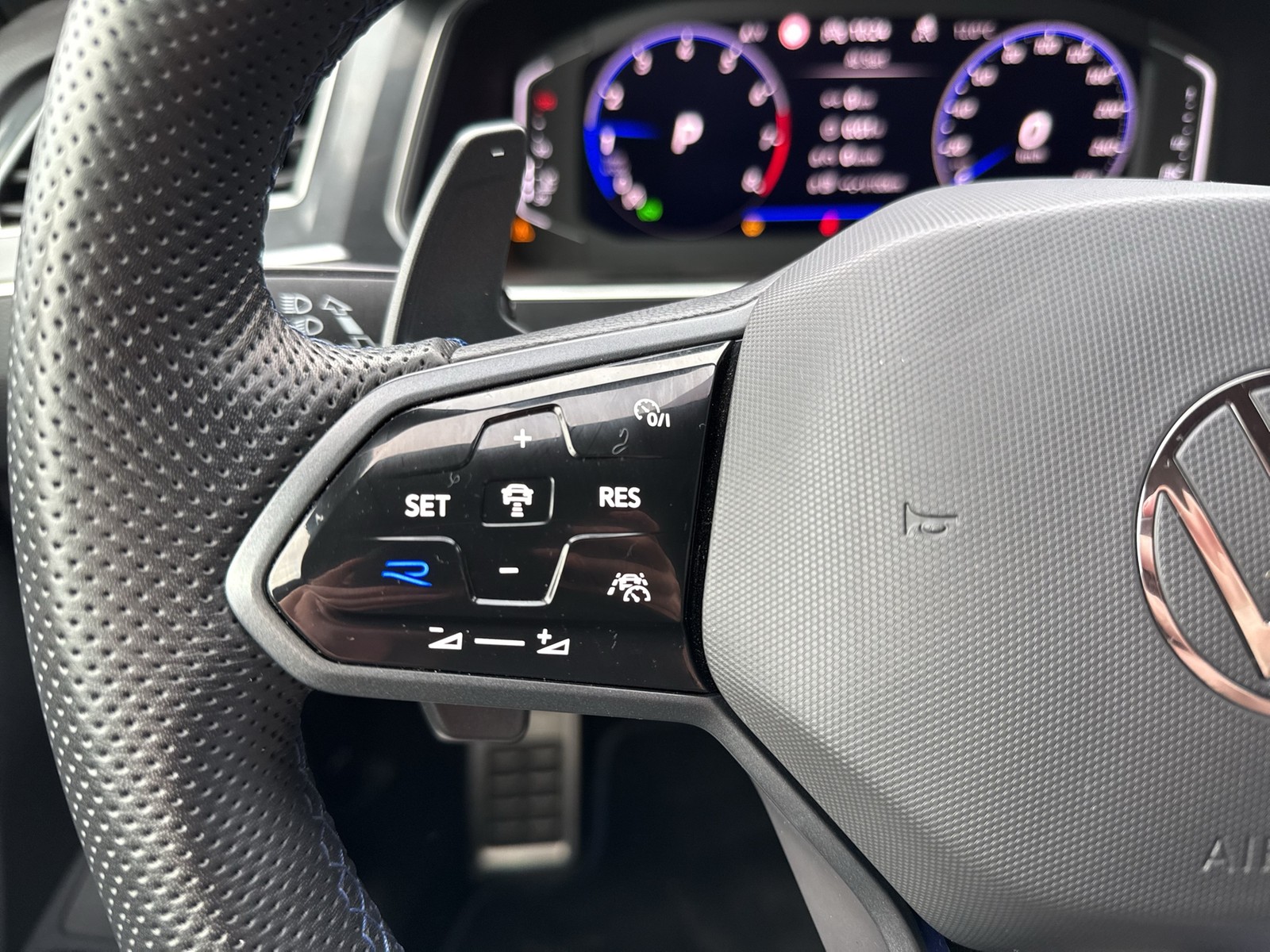 Volkswagen Tiguan 2.0 R BLACKSTYLE 4X4 LEDER PANO AHK LM21