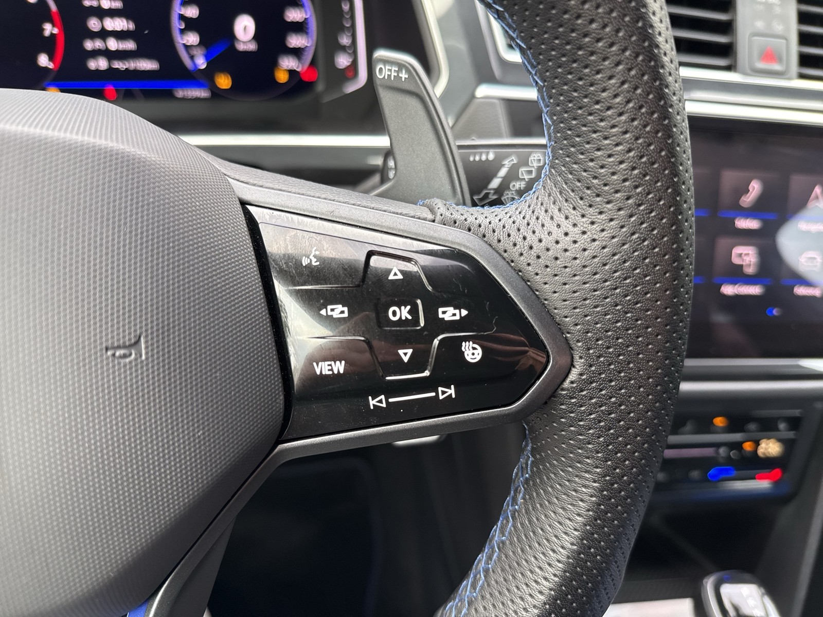 Volkswagen Tiguan 2.0 R BLACKSTYLE 4X4 LEDER PANO AHK LM21