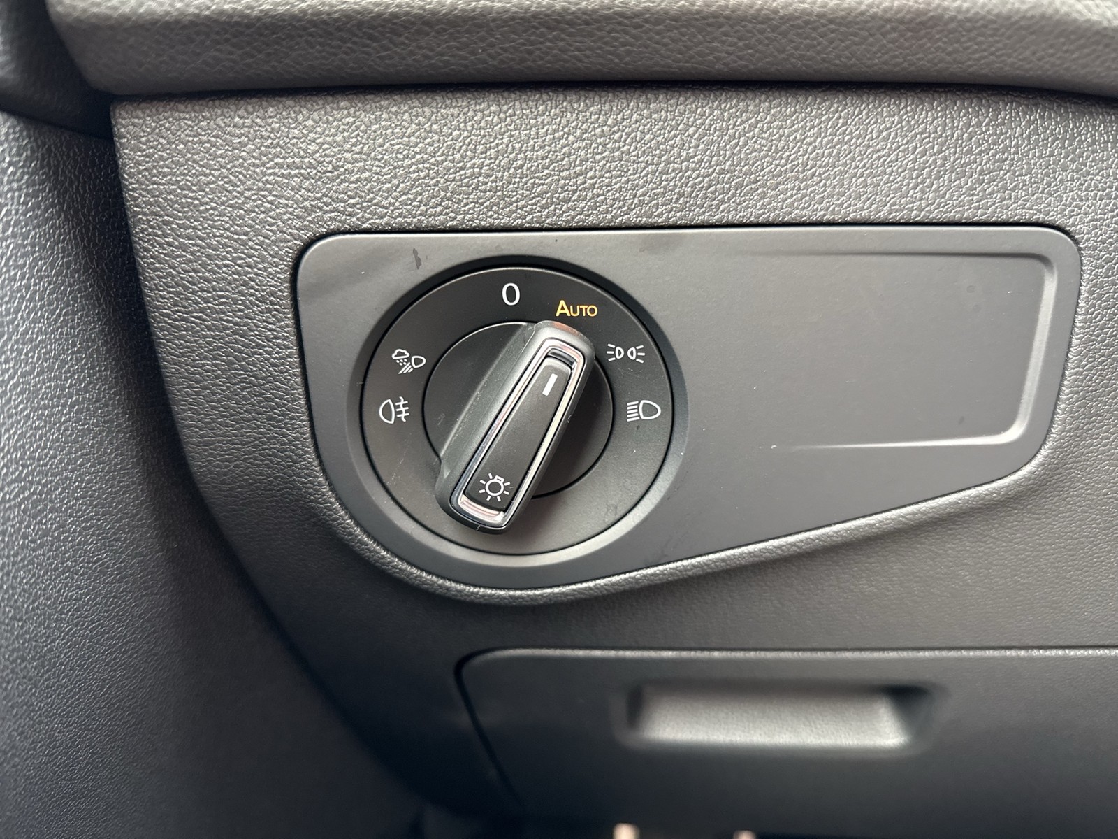 Volkswagen Tiguan 2.0 R BLACKSTYLE 4X4 LEDER PANO AHK LM21