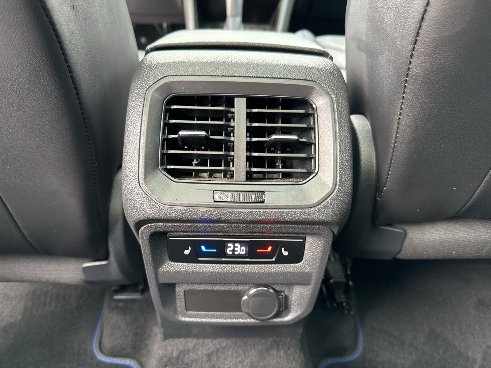 Volkswagen Tiguan 2.0 R BLACKSTYLE 4X4 LEDER PANO AHK LM21