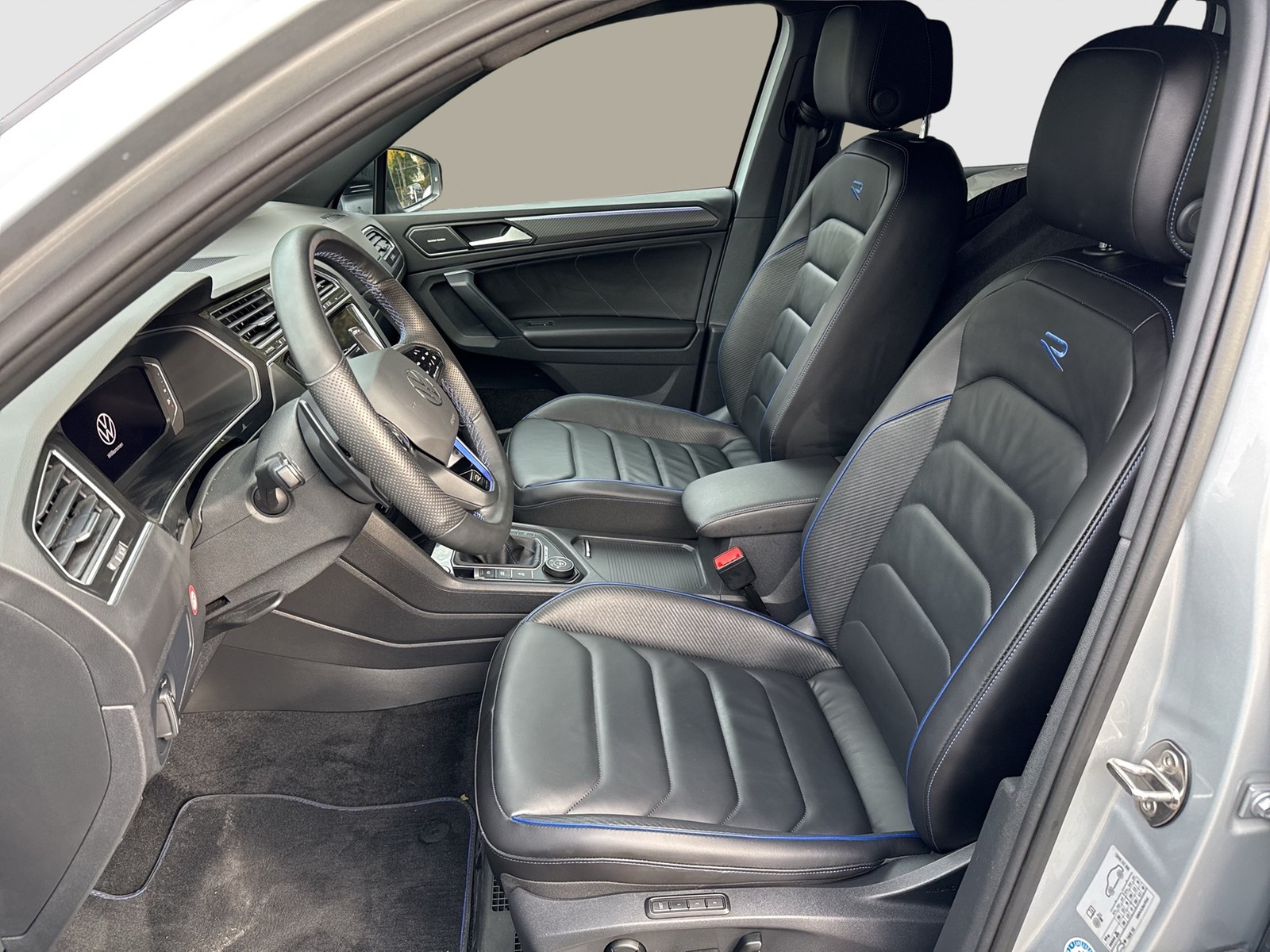 Volkswagen Tiguan 2.0 R BLACKSTYLE 4X4 LEDER PANO AHK LM21