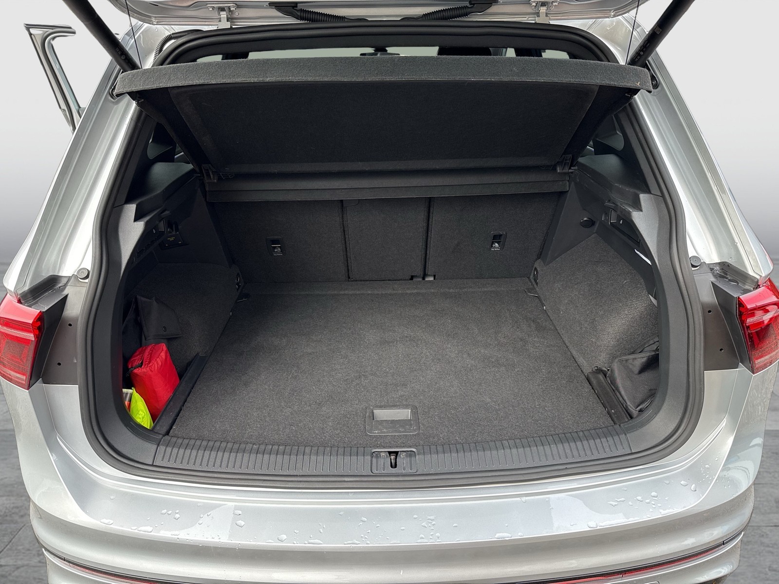 Volkswagen Tiguan 2.0 R BLACKSTYLE 4X4 LEDER PANO AHK LM21