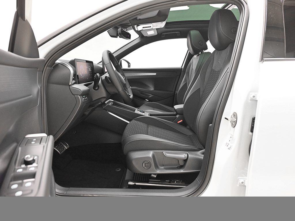 Volkswagen T-Roc 1.5 R-LINE DSG PANO BLACKSTYLE AHK LM20