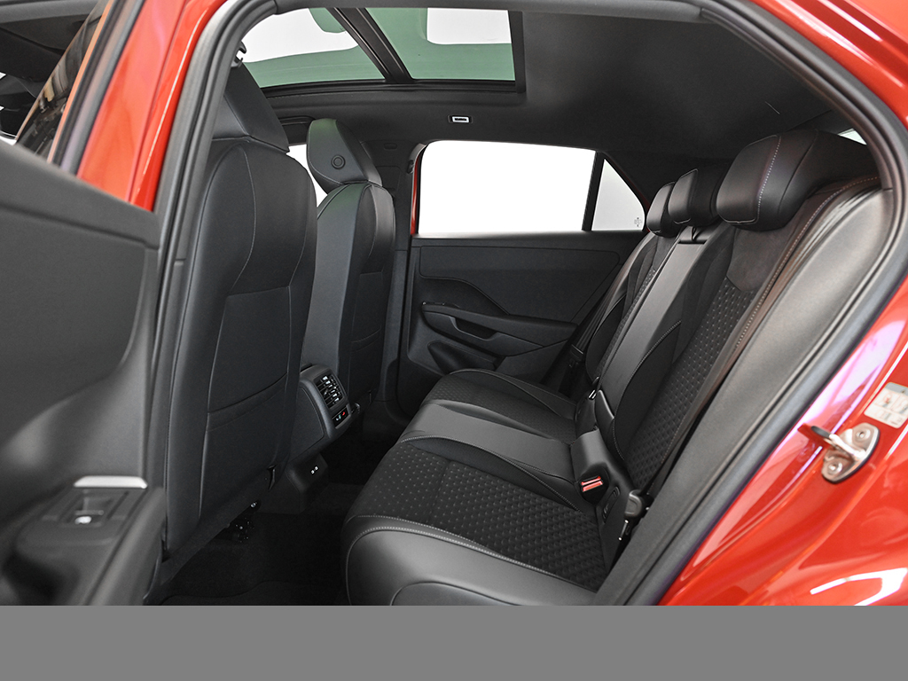 Volkswagen T-Roc 1.5 R-LINE DSG PANO BLACKSTYLE AHK LM20