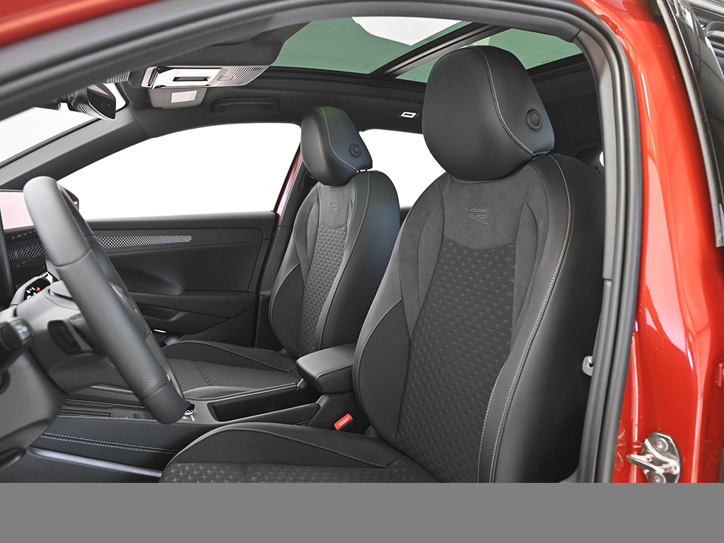Volkswagen T-Roc 1.5 R-LINE DSG PANO BLACKSTYLE AHK LM20