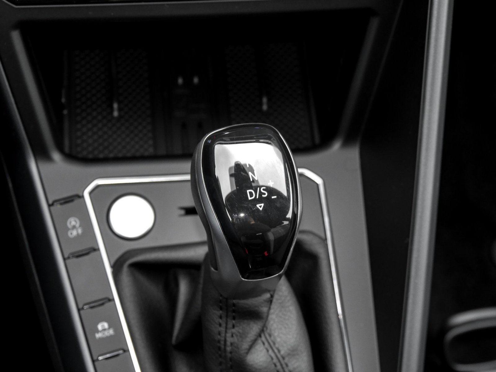 Volkswagen Taigo 1.5 R-LINE DSG BLACKSTYLE AHK NAVI CAM