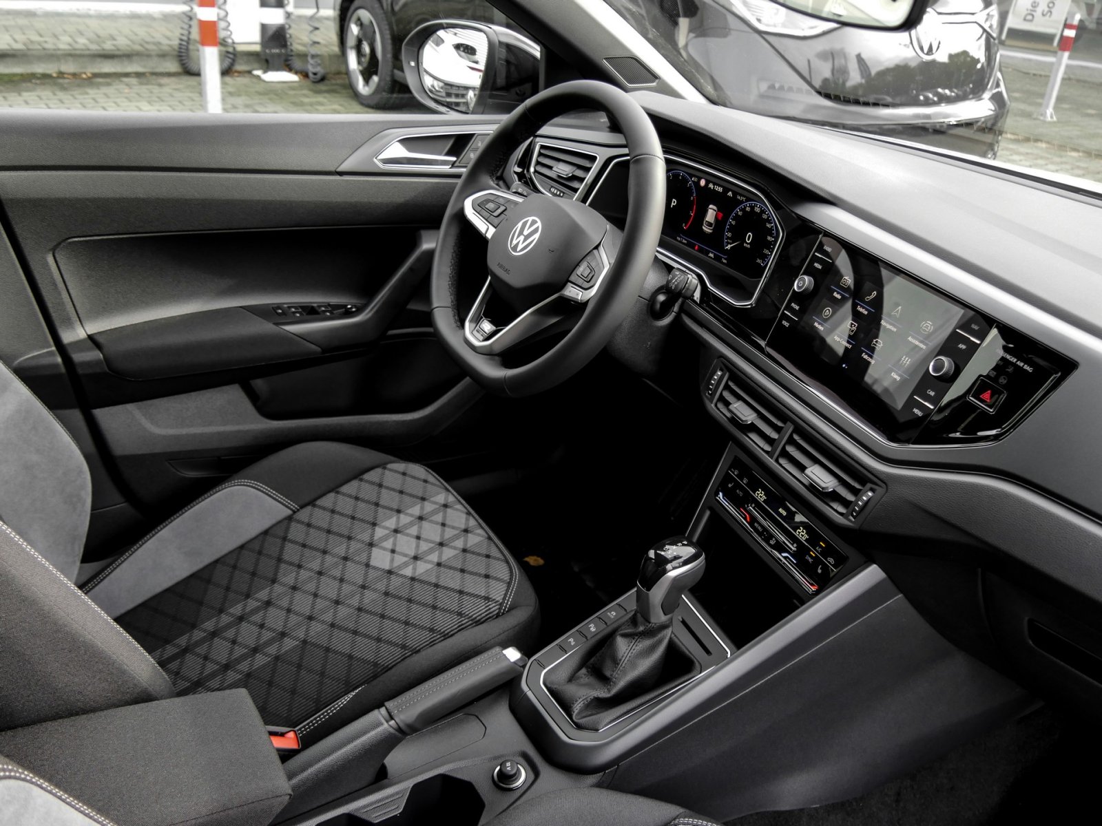 Volkswagen Taigo 1.5 R-LINE DSG BLACKSTYLE AHK NAVI CAM