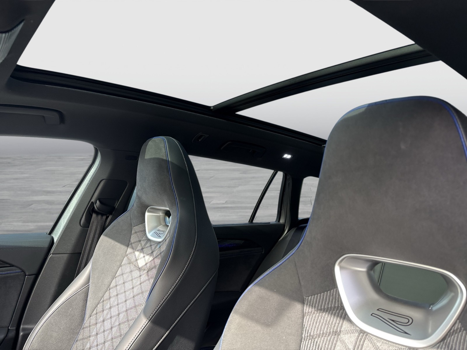 Volkswagen Passat Variant 2.0 R-LINE DSG PANO STANDHZG LM19