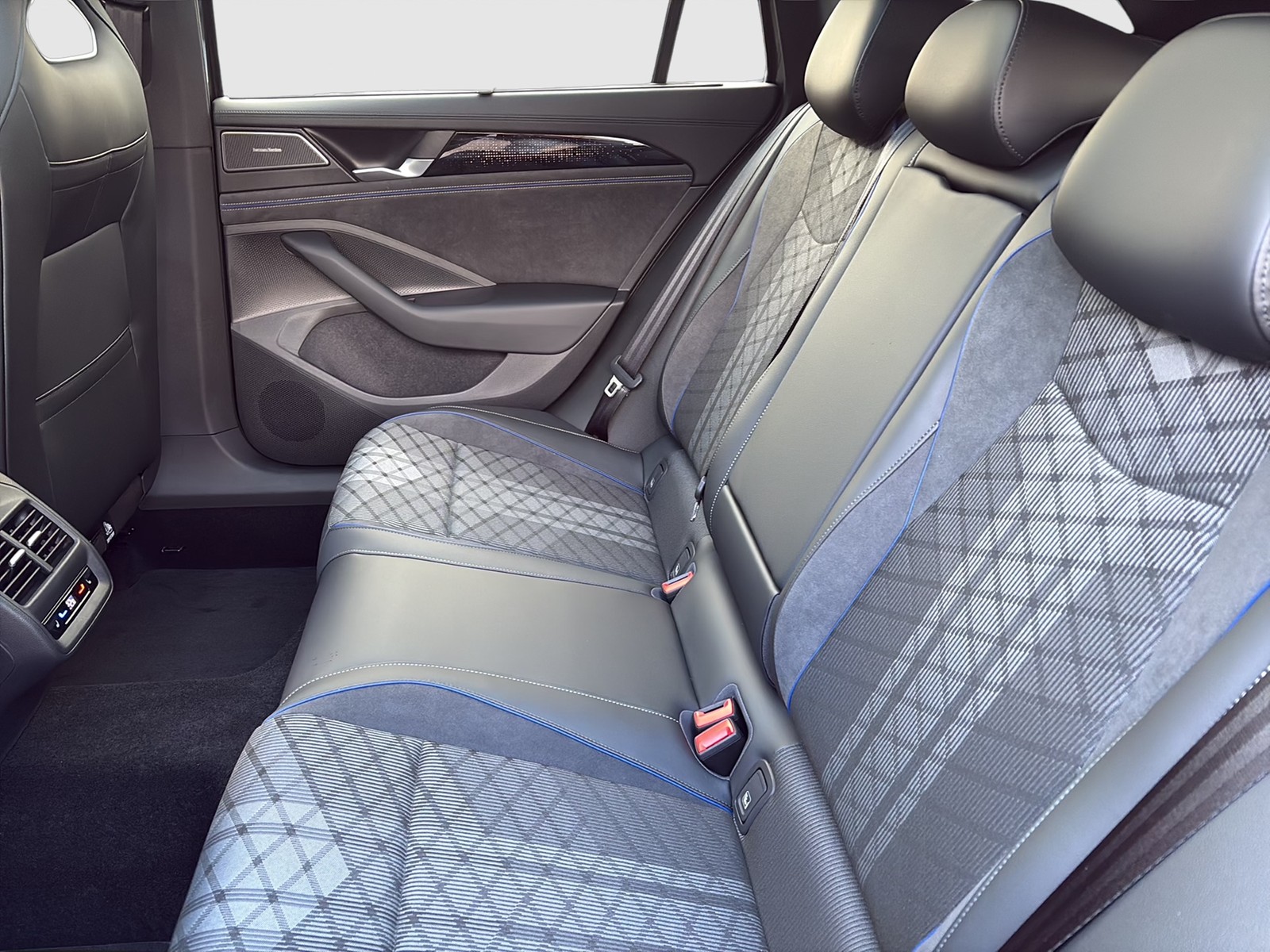 Volkswagen Passat Variant 2.0 R-LINE DSG PANO STANDHZG LM19