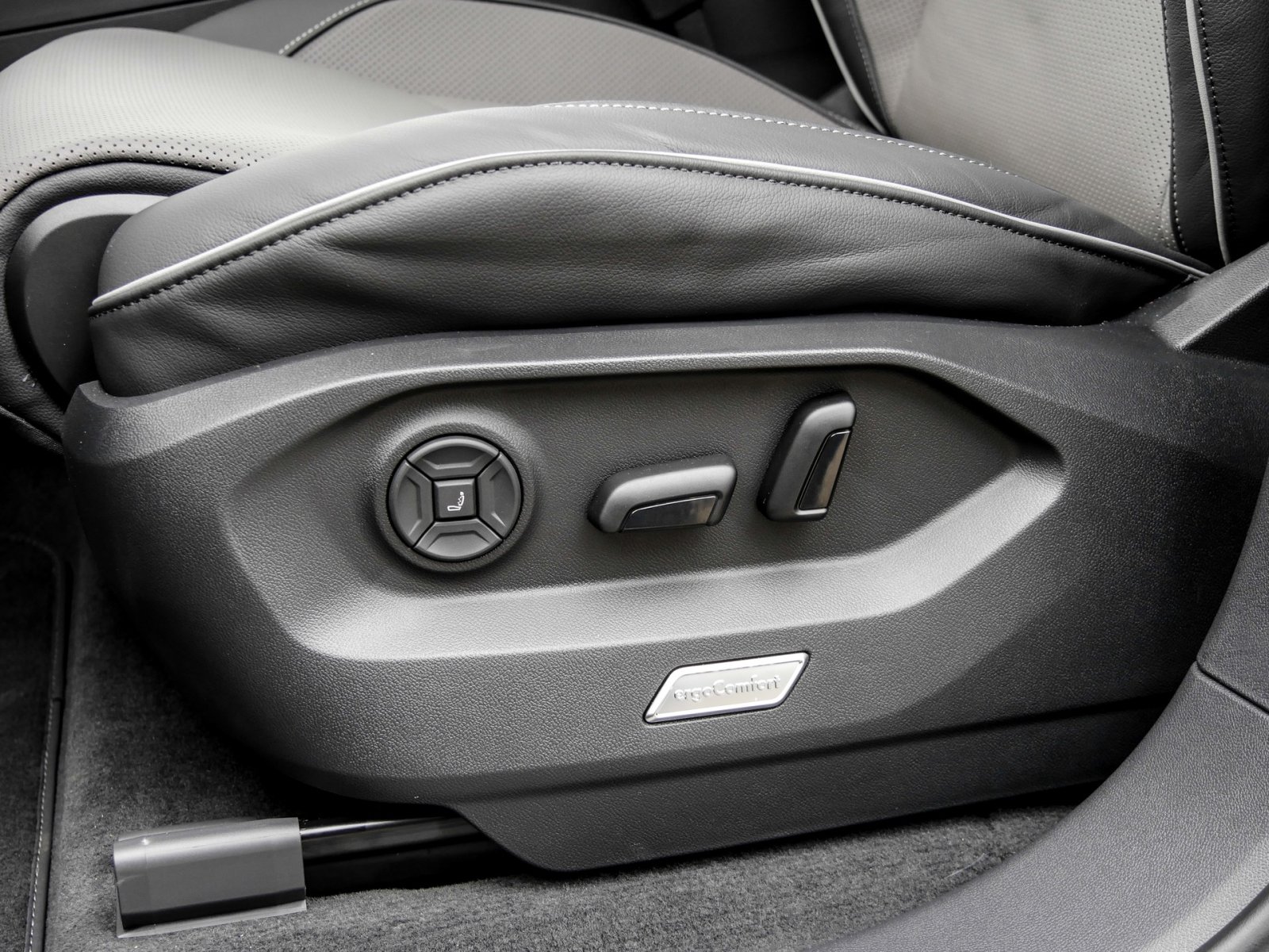 Volkswagen Touareg V6 R-LINE ALLRADLENKUNG PANO AHK LM21