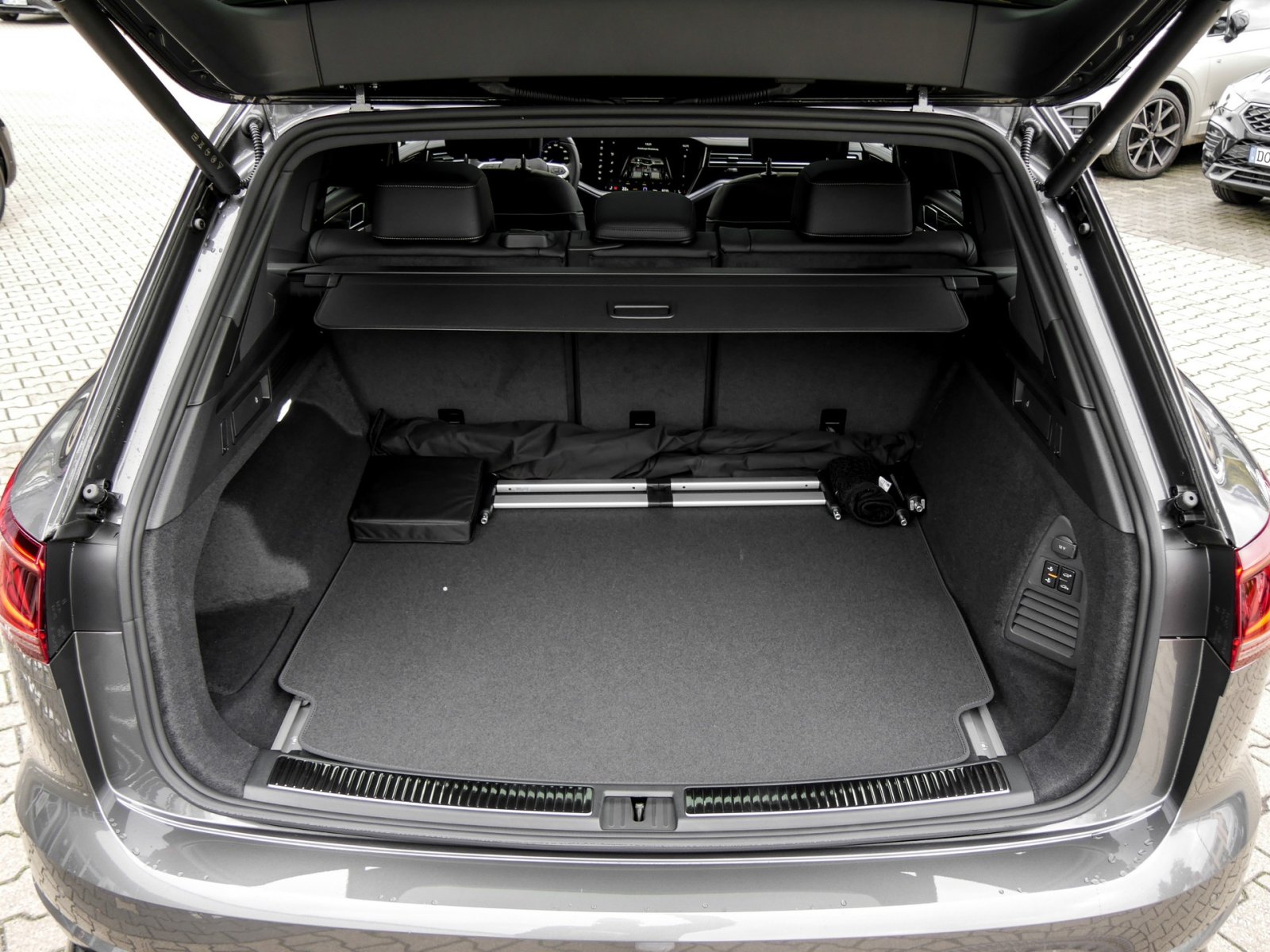 Volkswagen Touareg V6 R-LINE ALLRADLENKUNG PANO AHK LM21