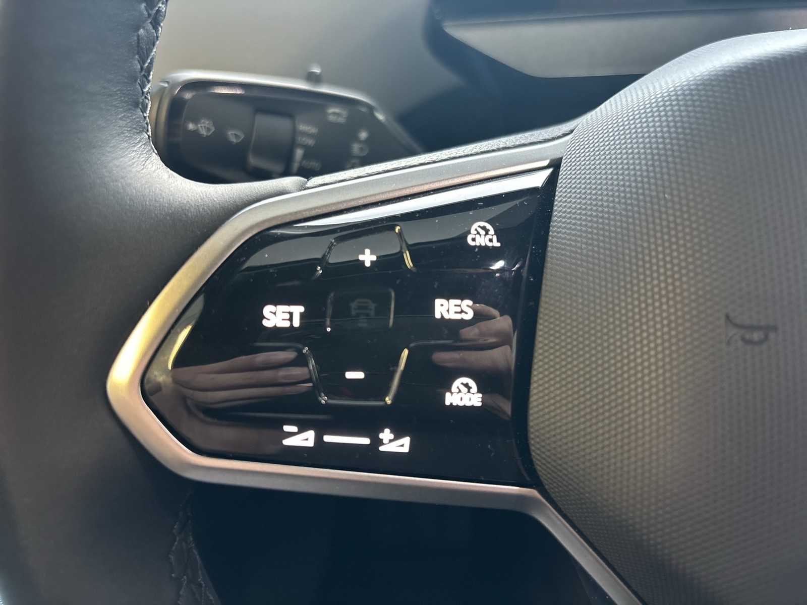 Volkswagen ID.4 Pro WÄRMEPUMPE AHK CAM ACC LM19 NAVI SITZHZ
