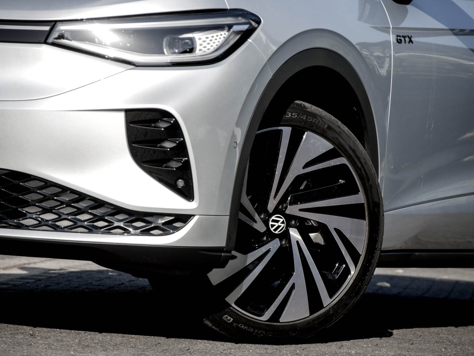 Volkswagen ID.5 GTX 4X4 WÄRMEPUMPE PANO AHK 360CAM ACC LM21