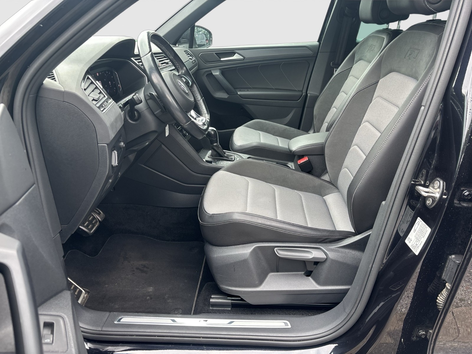 Volkswagen Tiguan 2.0 R-LINE 4X4 PANO ACC ALU19" HEADUP