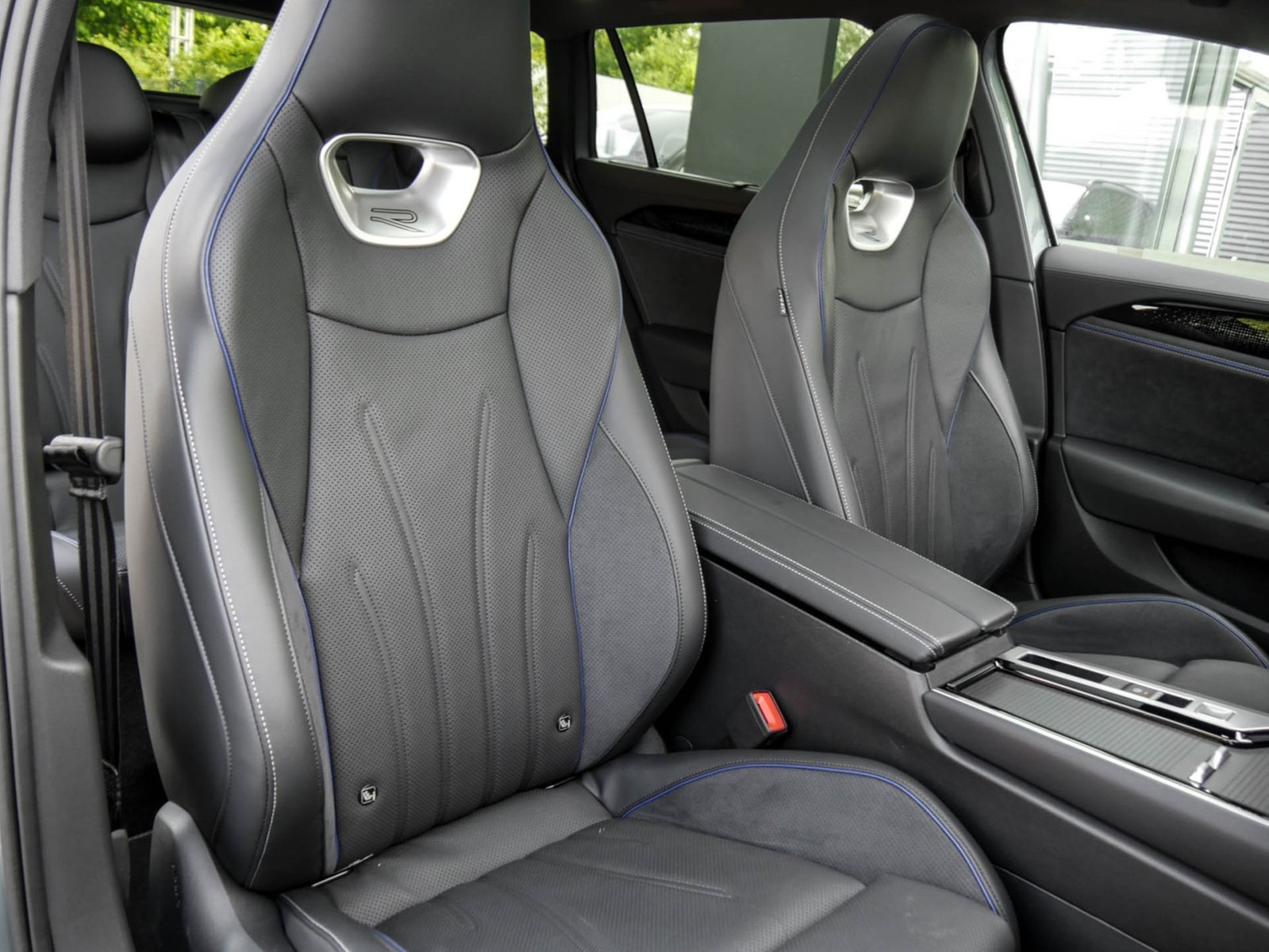 Volkswagen Passat Variant 2.0 R-LINE 4X4 NEUES MODELL PANO