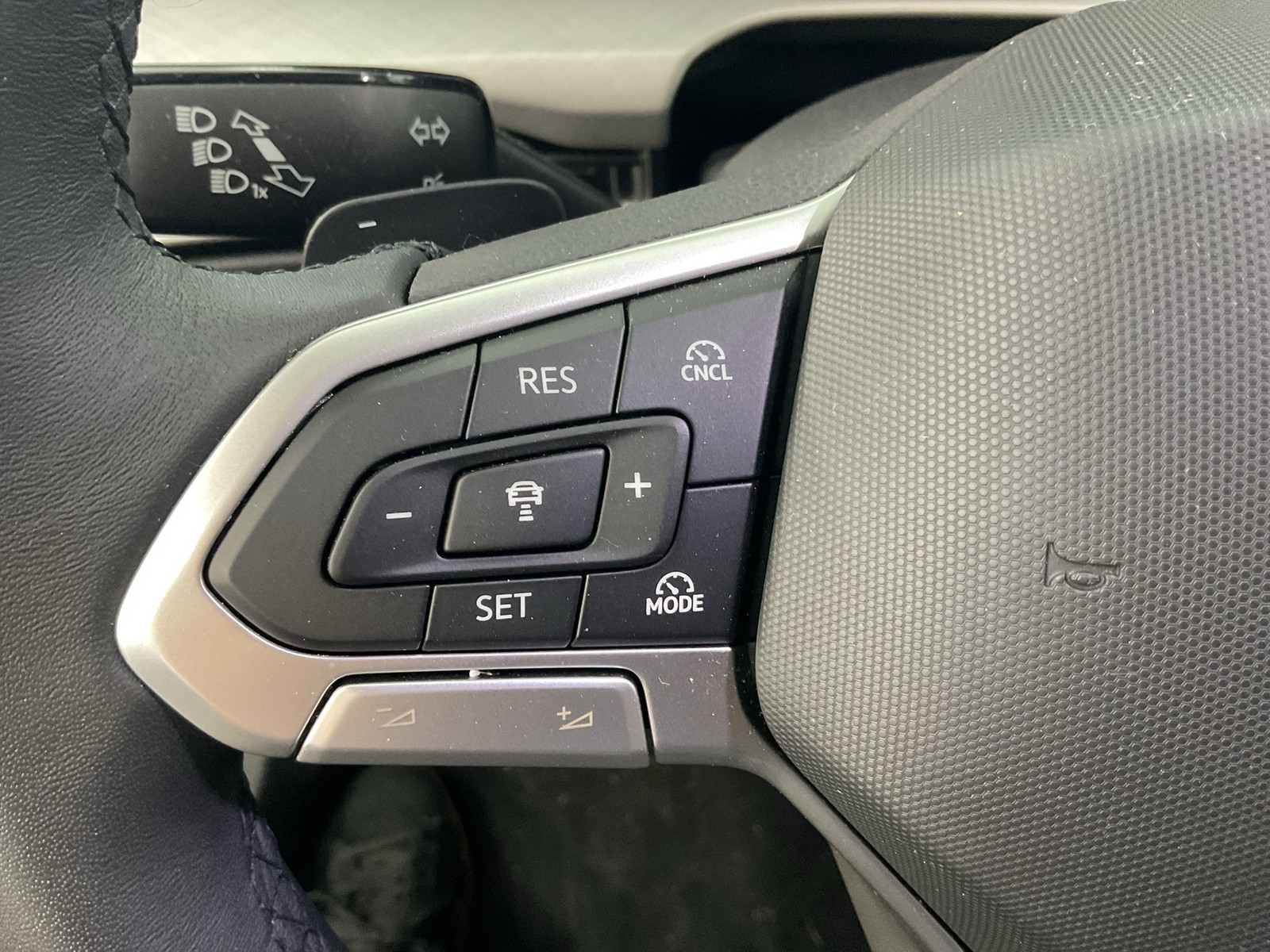 Volkswagen Golf VIII 1.5 eTSI LIFE CAM ACC CARPLAY SITZHEIZ