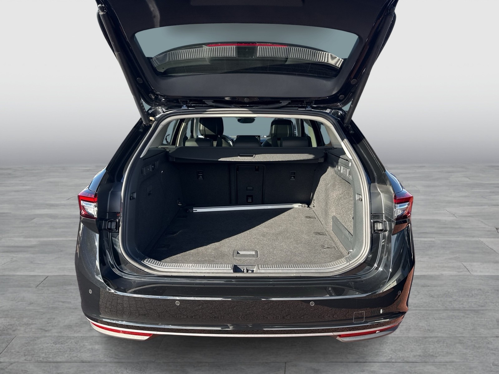 Skoda Superb Combi 2.0 L&K PANO STANDHZ. CANTON LM19