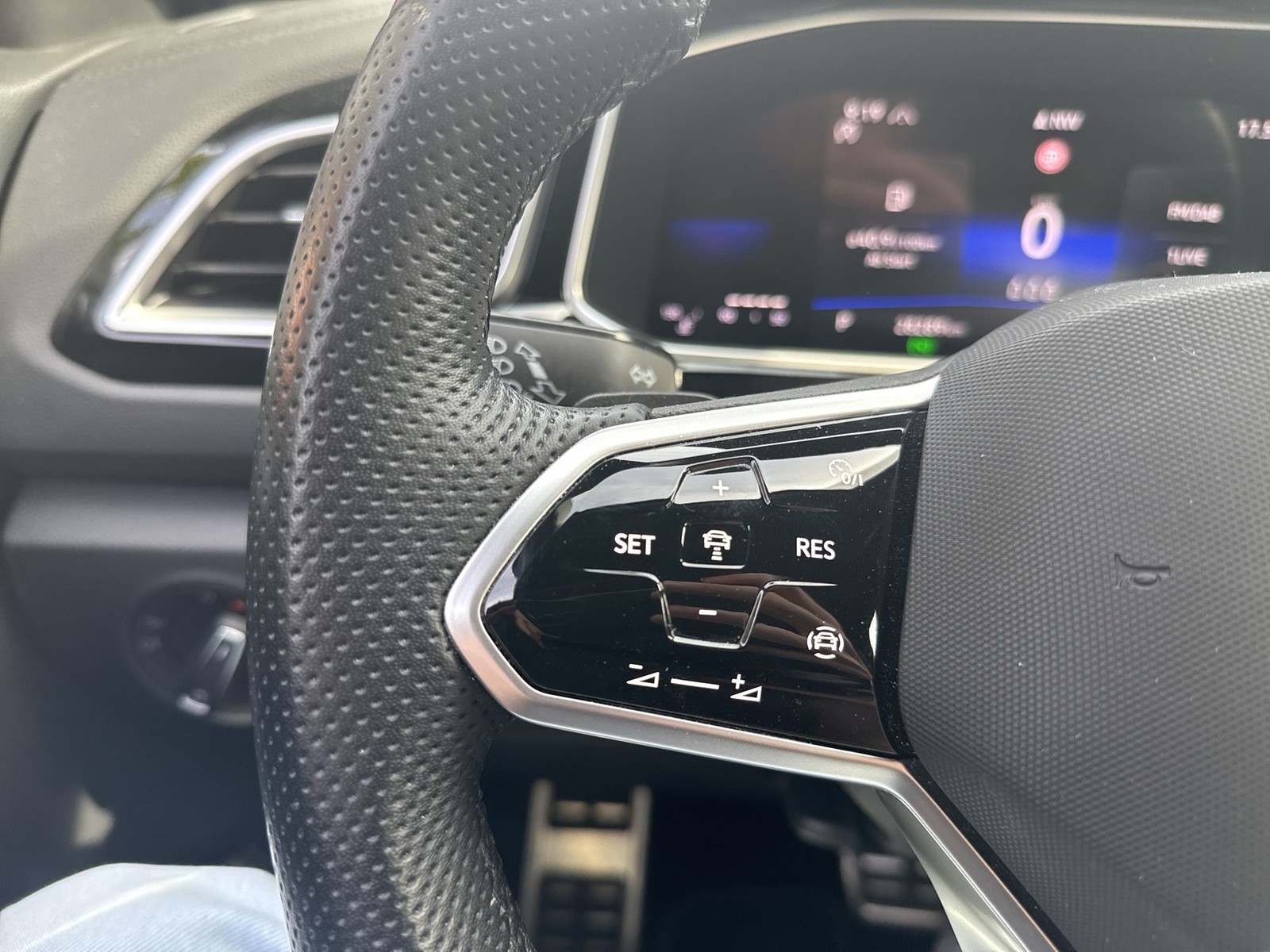 Volkswagen T-Roc 1.5 R-LINE AHK ACC eKLAPPE NAVI LED+