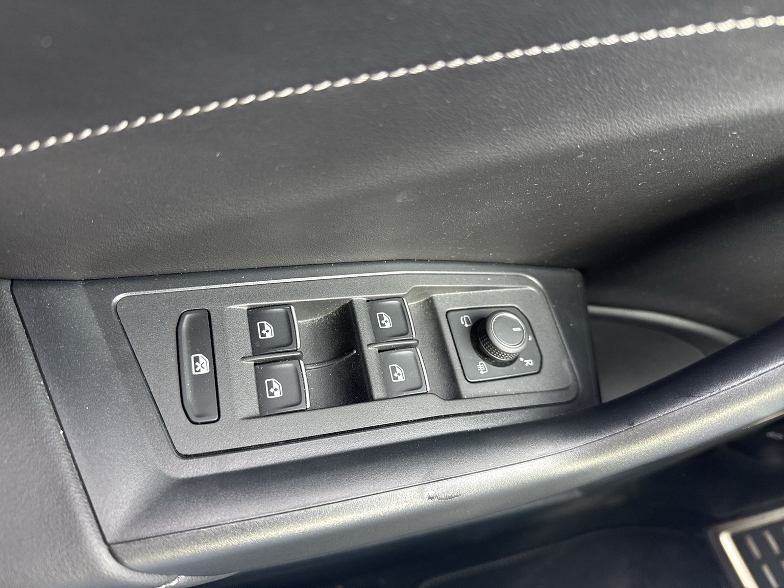 Volkswagen T-Roc 1.5 R-LINE AHK ACC eKLAPPE NAVI LED+
