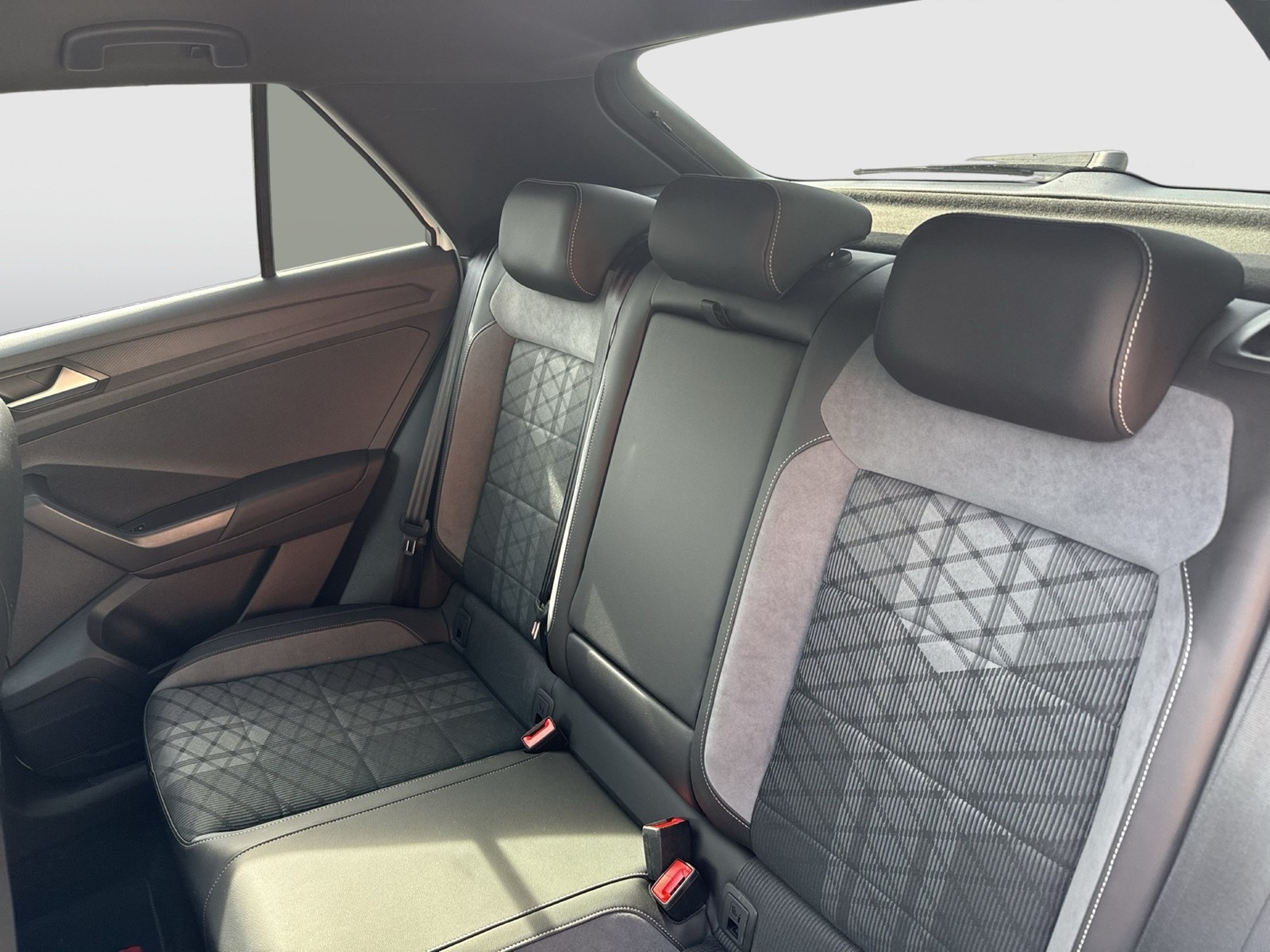 Volkswagen T-Roc 1.5 R-LINE AHK ACC eKLAPPE NAVI LED+