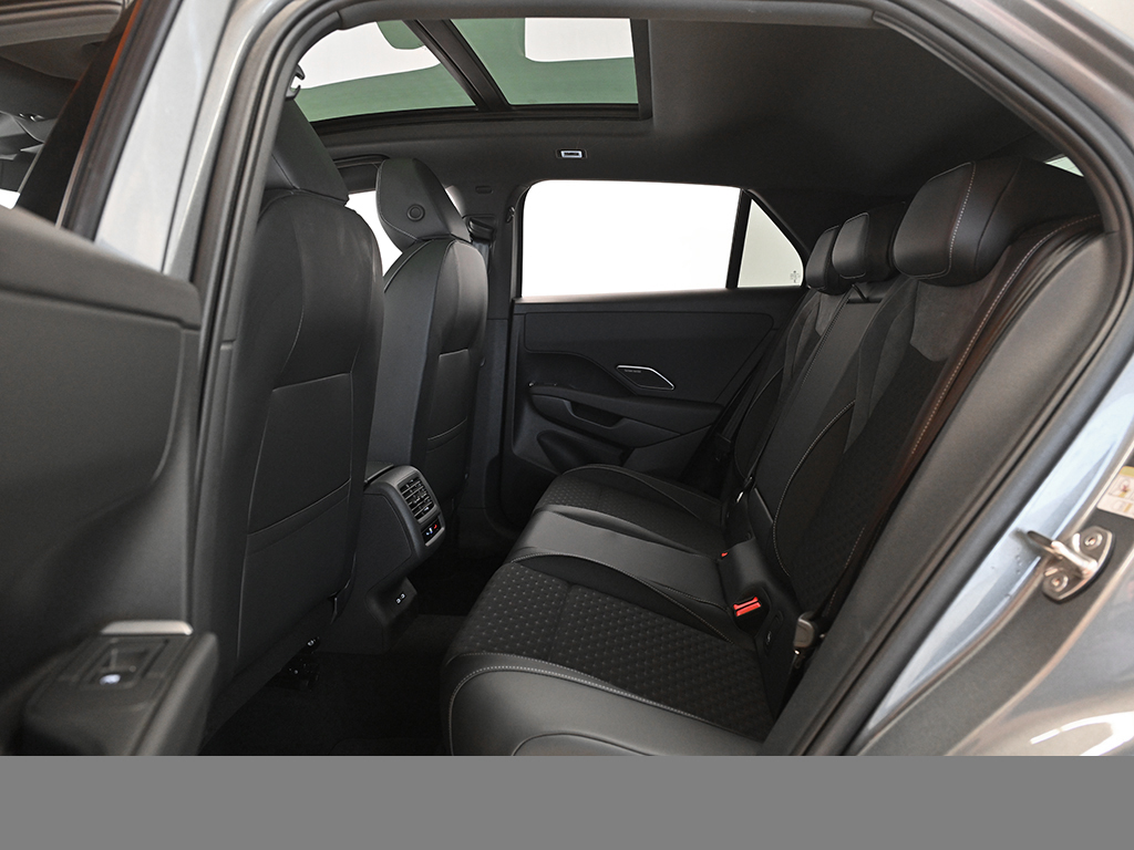 Volkswagen T-Roc 1.5 R-LINE DSG AHK PANO HARMANKARDON LM20