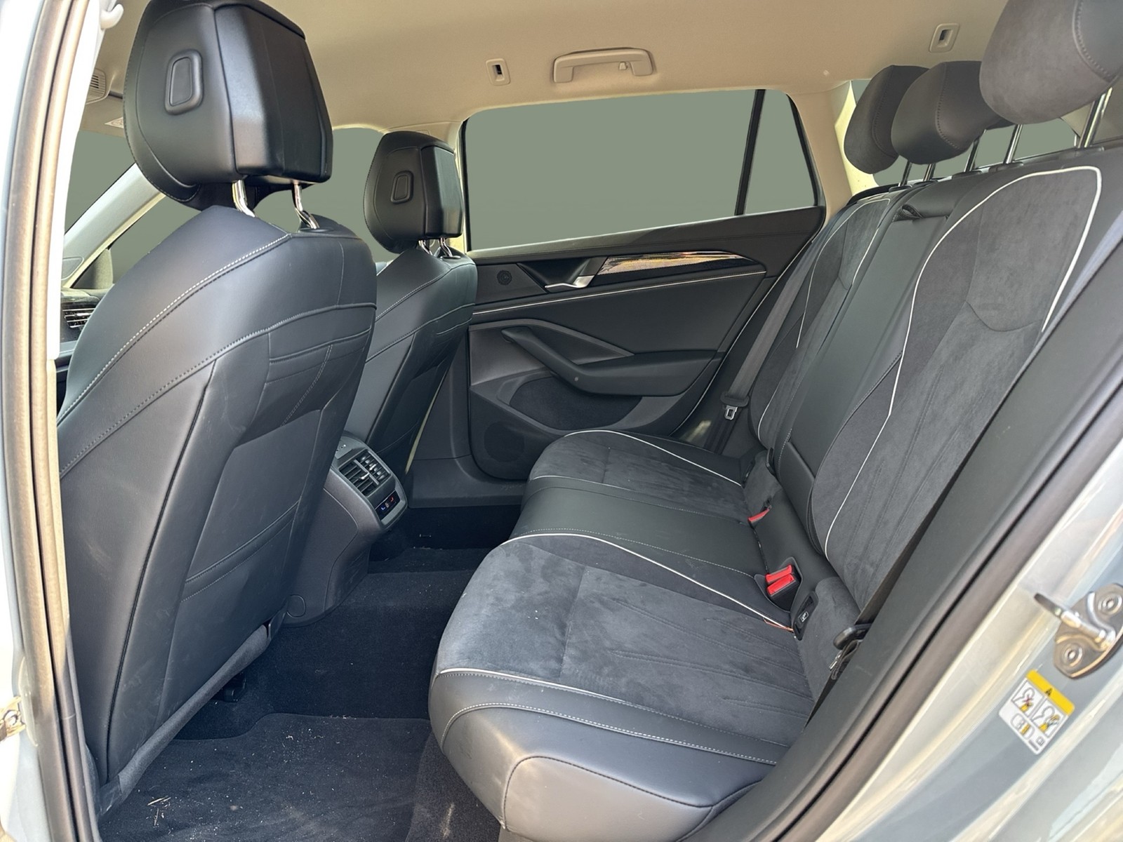 Volkswagen Passat Variant 1.5 eTSI BUSINESS AHK 360°CAM ACC