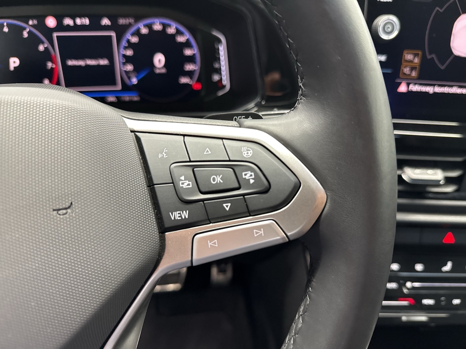 Volkswagen T-Roc 1.5 R-LINE BLACKSTYLE AHK CAM ACC LM19 NAVI