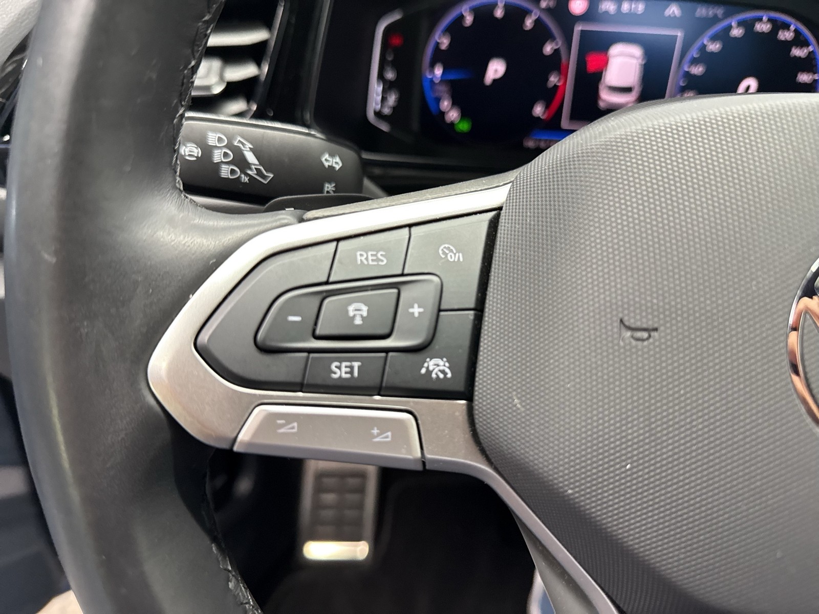 Volkswagen T-Roc 1.5 R-LINE BLACKSTYLE AHK CAM ACC LM19 NAVI
