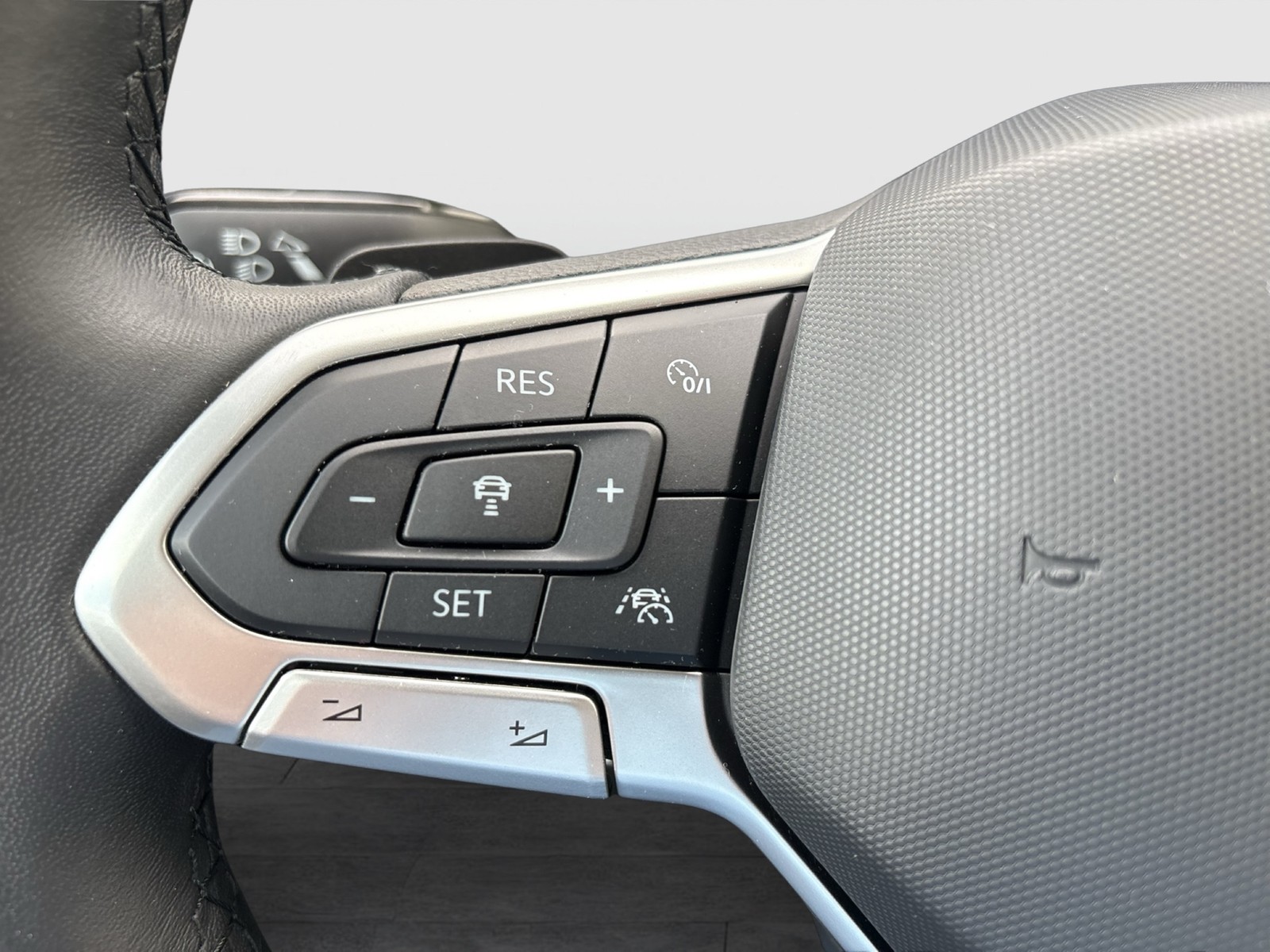 Volkswagen Golf VIII 1.5 eTSI STYLE CAM ACC LM17 CARPLAY