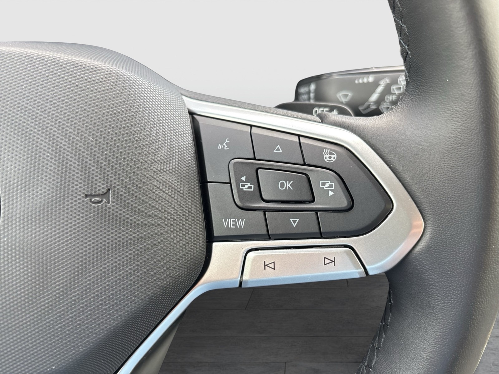 Volkswagen Golf VIII 1.5 eTSI STYLE CAM ACC LM17 CARPLAY