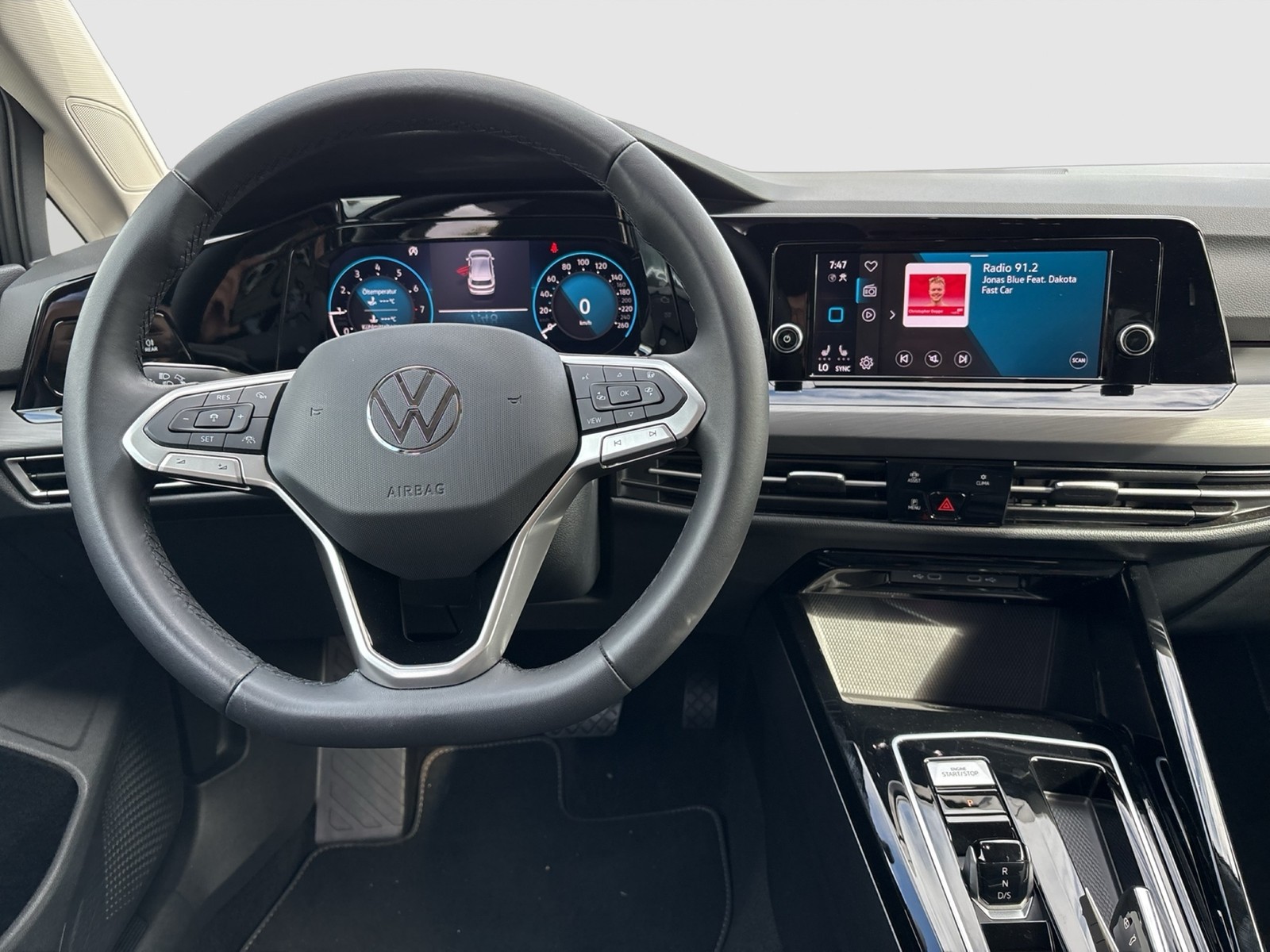 Volkswagen Golf VIII 1.5 eTSI STYLE CAM ACC LM17 CARPLAY