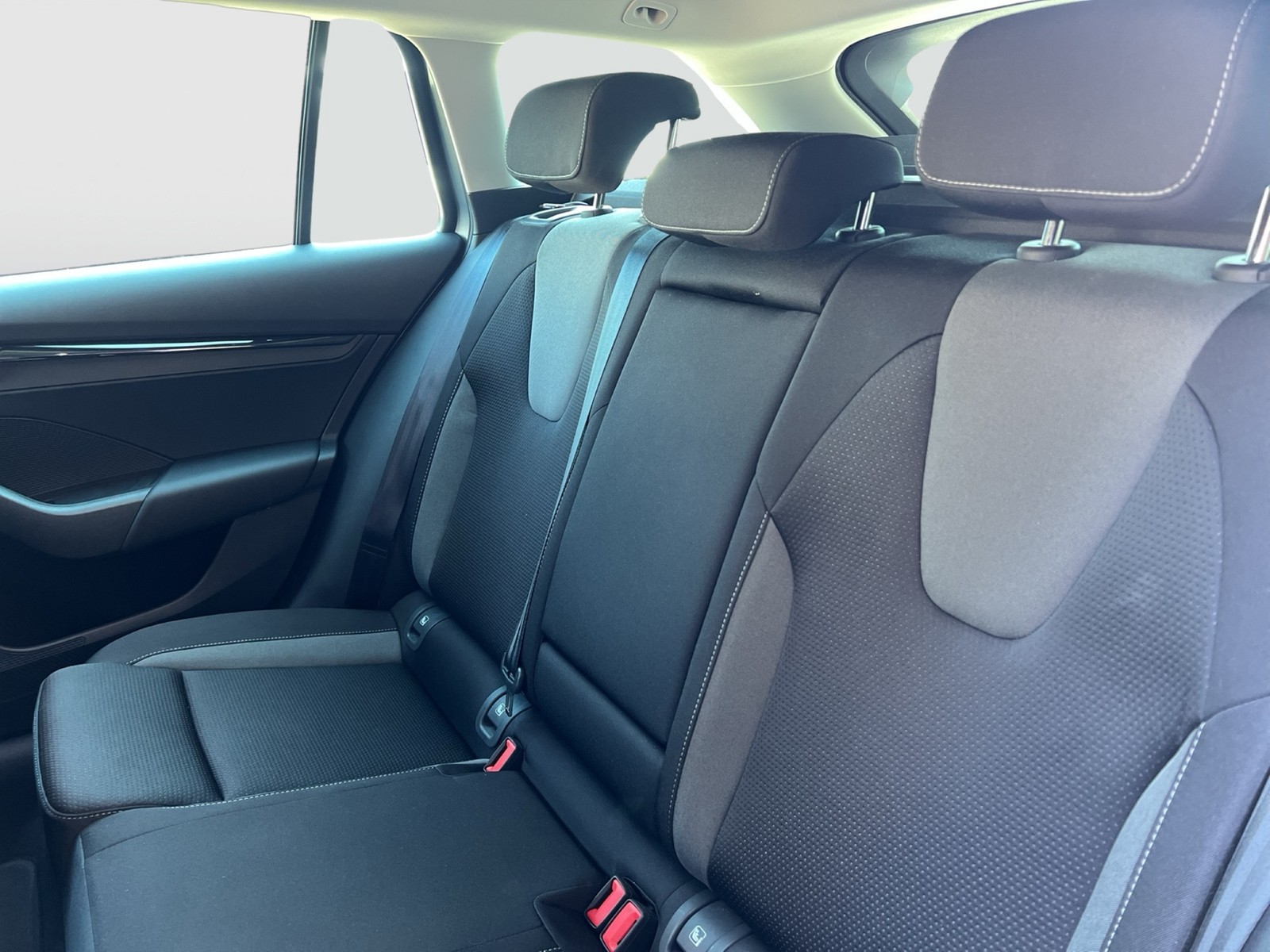 Skoda Octavia Combi 2.0 AHK ACC LM18 NAVI CARPLAY
