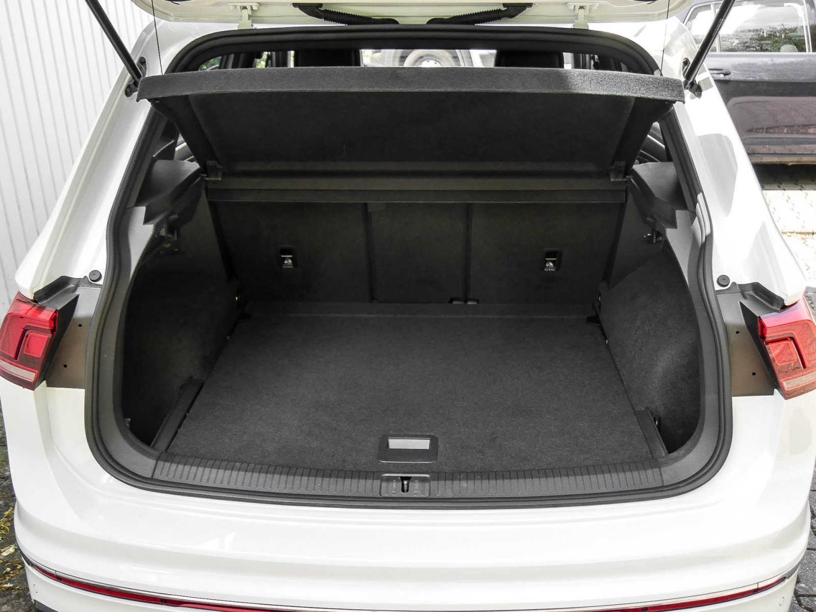 Volkswagen Tiguan 2.0 R-LINE LEDER AHK CAM ACC LM19 NAVI