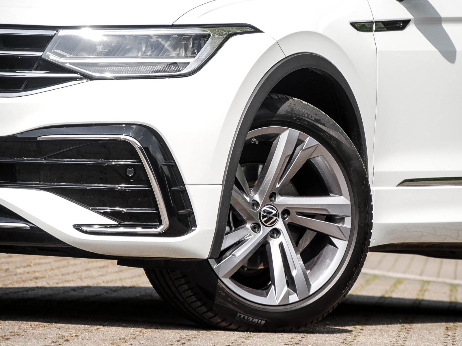 Volkswagen Tiguan 2.0 R-LINE LEDER AHK CAM ACC LM19 NAVI