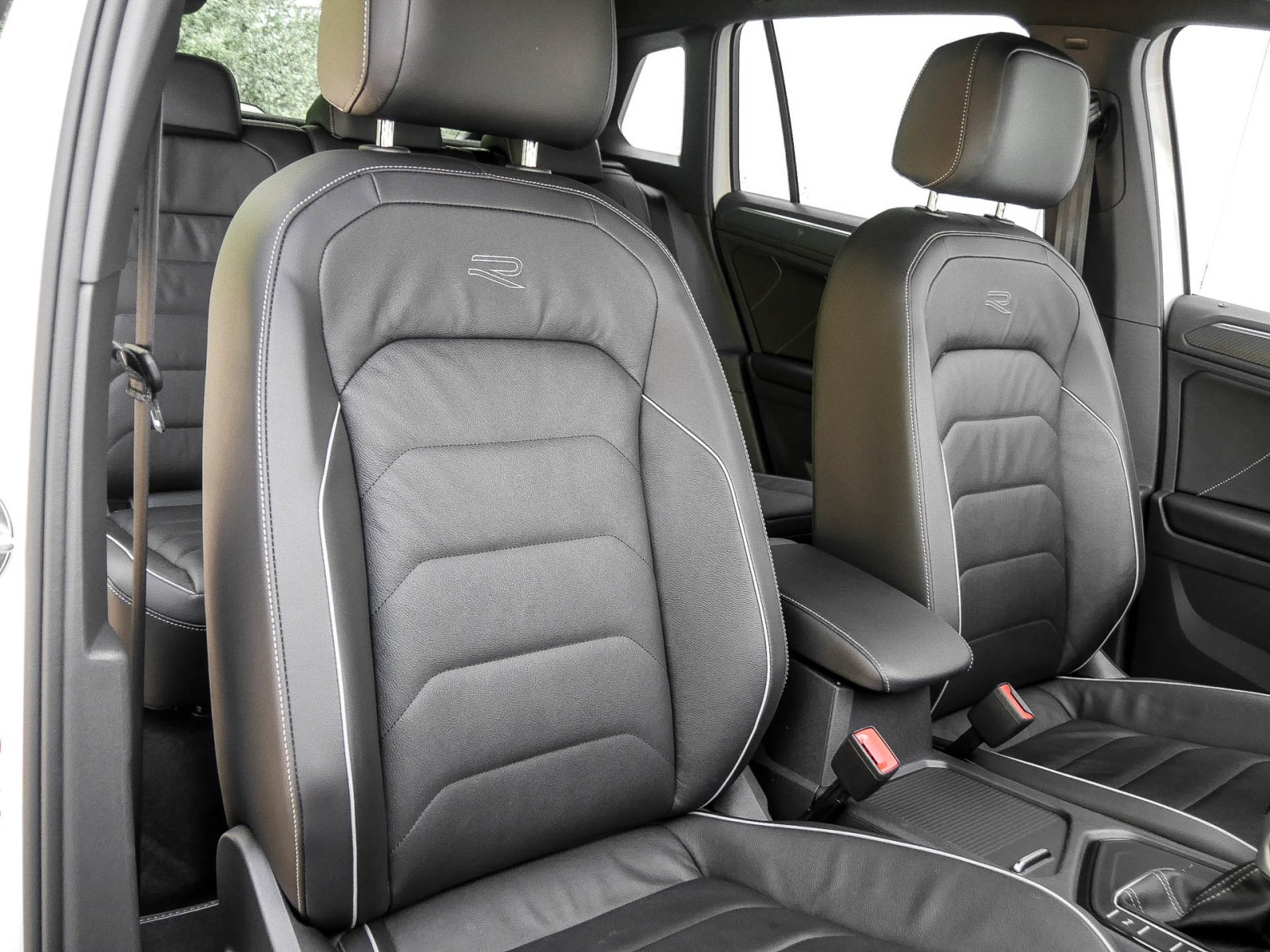 Volkswagen Tiguan 2.0 R-LINE LEDER AHK CAM ACC LM19 NAVI