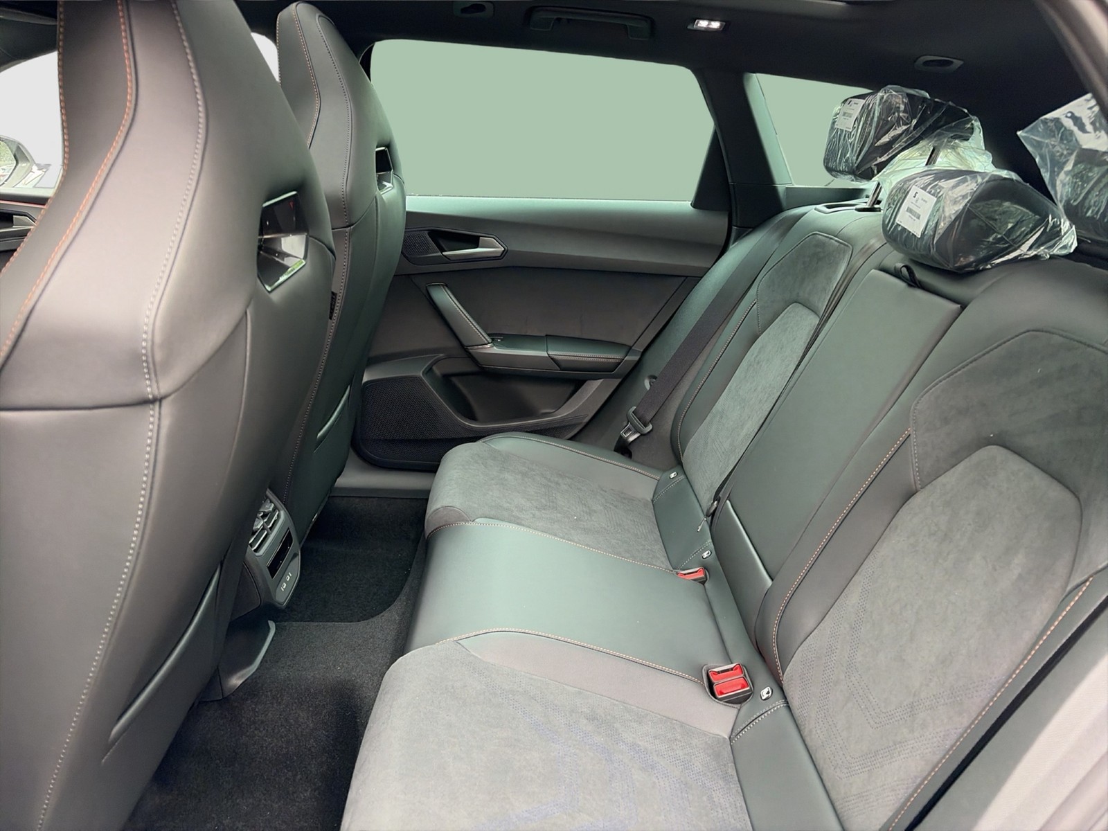 Cupra Leon ST 2.0 VZ 4X4 PANO SENNHEISER AHK CAM LM19