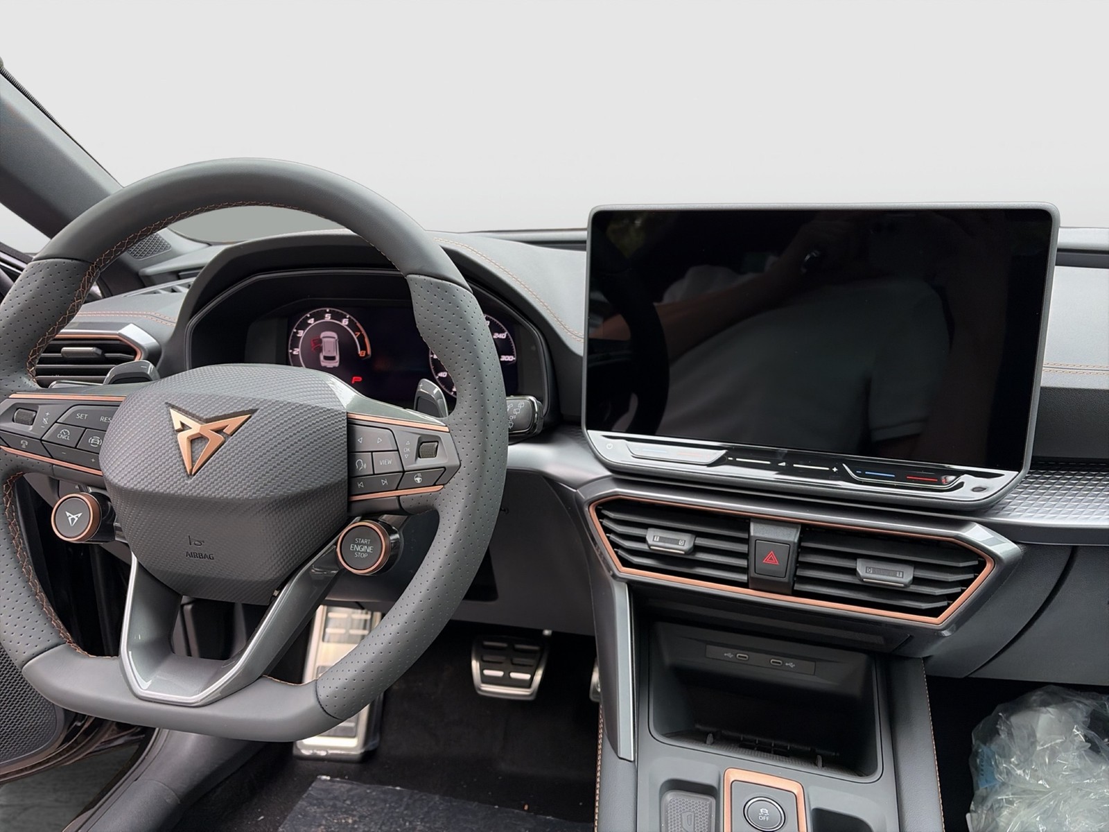 Cupra Leon ST 2.0 VZ 4X4 PANO SENNHEISER AHK CAM LM19