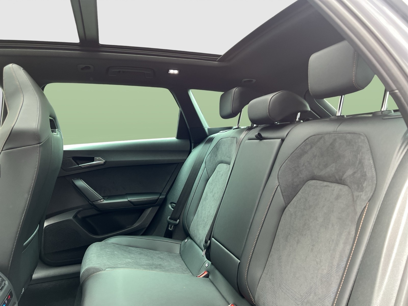 Cupra Leon ST 2.0 VZ 4X4 PANO SENNHEISER AHK CAM LM19