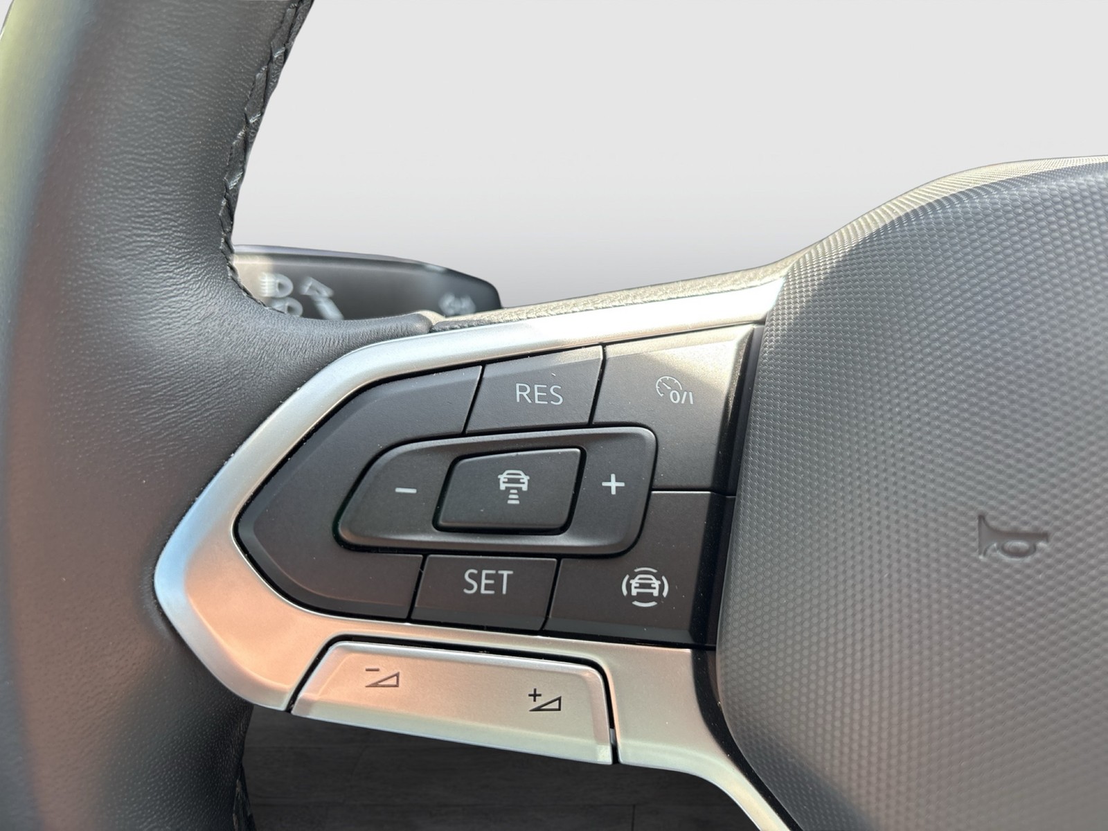 Volkswagen Touran 1.5 COMFORTLINE 7SITZE ACC NAVI ALU DAB+