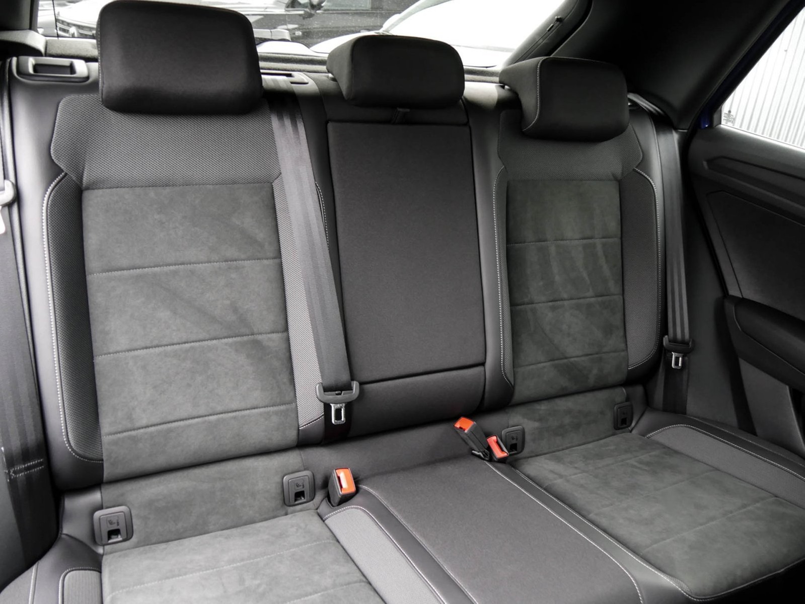 Volkswagen T-Roc 1.0 R-LINE STANDHZ. AHK ACC LM17 E-KLAPPE