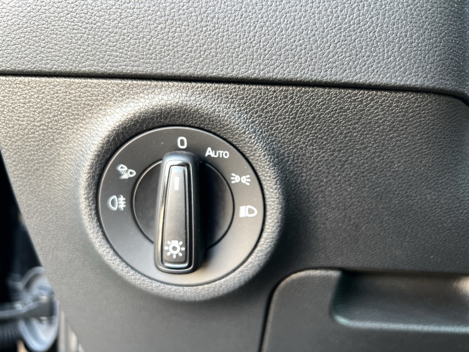 Skoda Karoq 2.0 TOUR AHK CAM MATRIX NAVI LM17 CARPLAY
