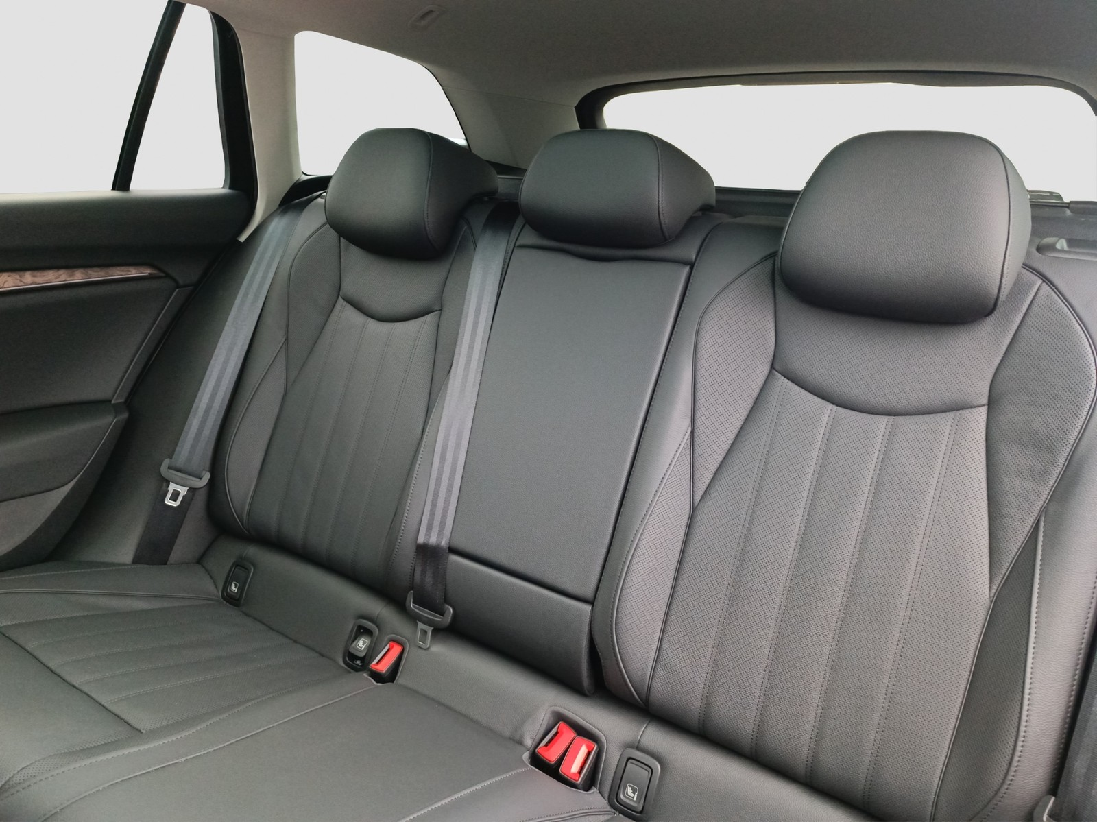 Skoda Superb Combi 1.5 eTSI L&K LEDER PANO AHK 360°CAM