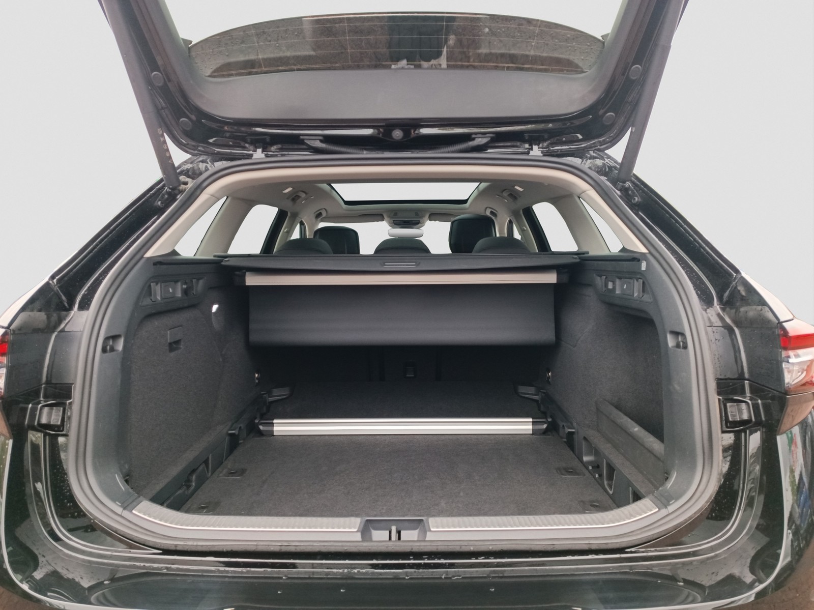 Skoda Superb Combi 1.5 eTSI L&K LEDER PANO AHK 360°CAM