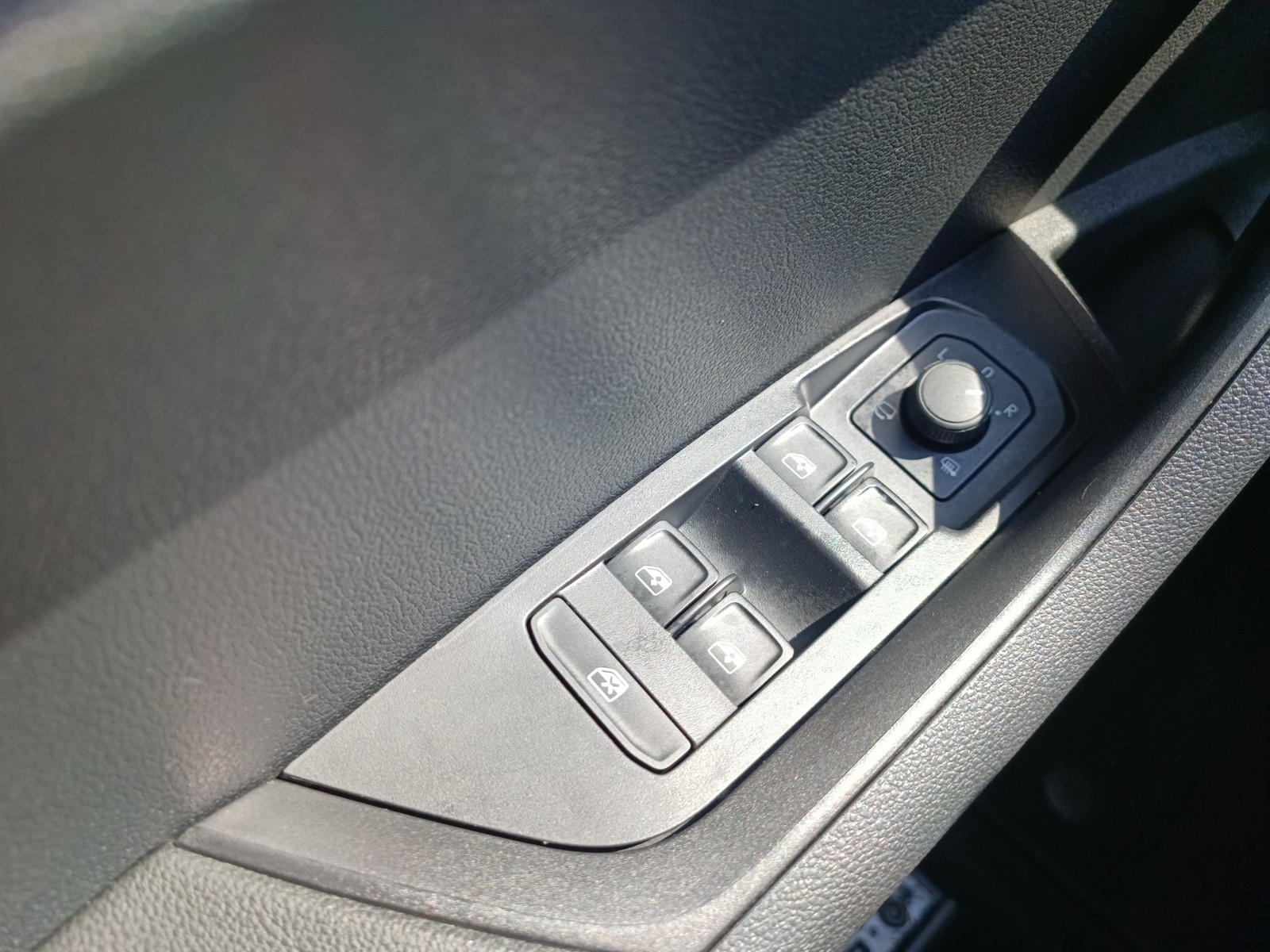 Skoda Karoq 1.5 SELECTION AHK CAM ACC E-KLAPPE NAVI