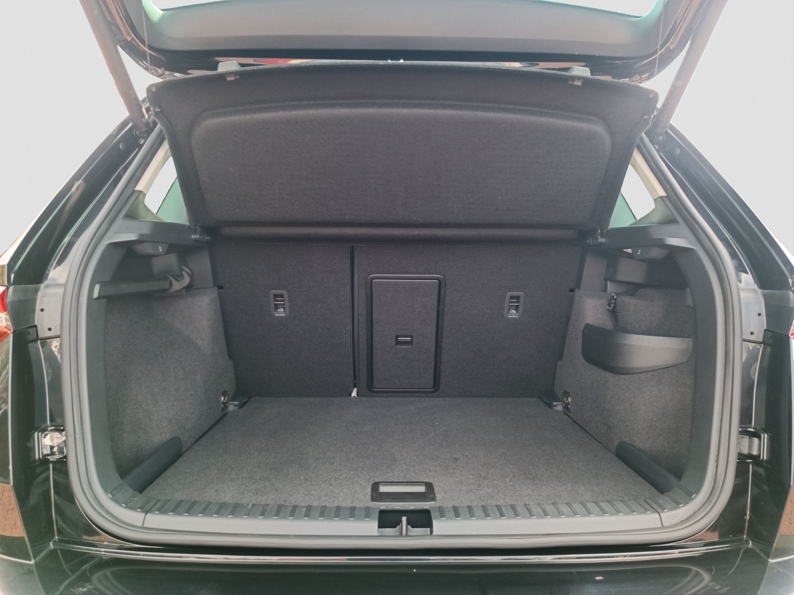 Skoda Karoq 1.5 SELECTION AHK CAM ACC E-KLAPPE NAVI