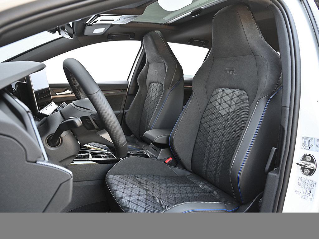 Volkswagen Golf 2.0 R-LINE DSG BLACKSTYLE HARMANKARDON PANO