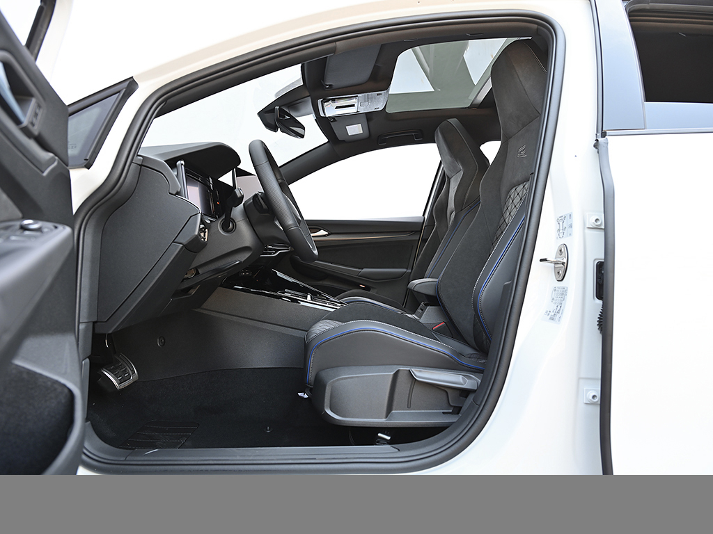 Volkswagen Golf 2.0 R-LINE DSG BLACKSTYLE HARMANKARDON PANO