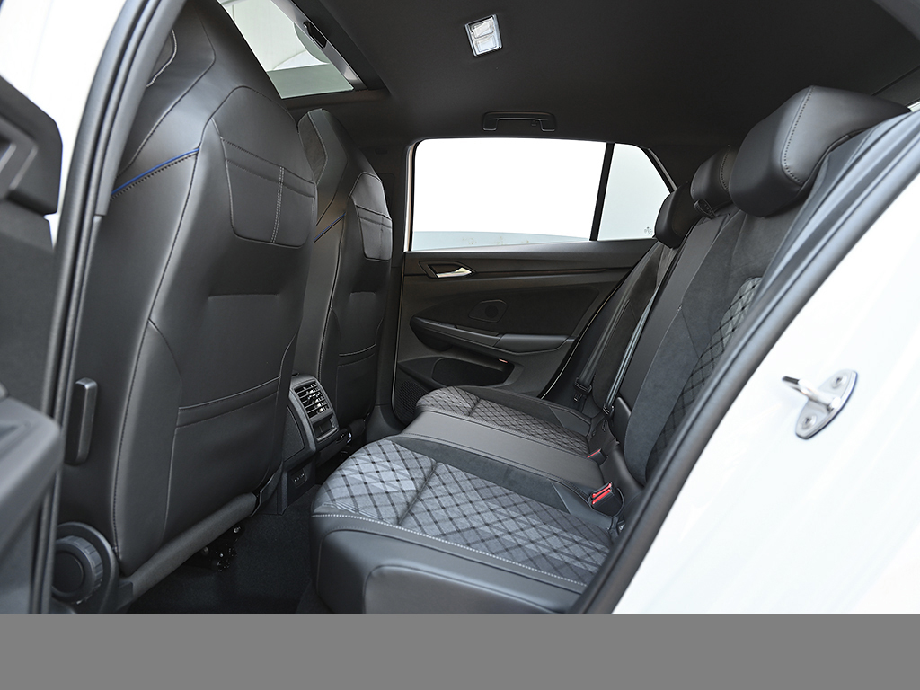 Volkswagen Golf 2.0 R-LINE DSG BLACKSTYLE HARMANKARDON PANO