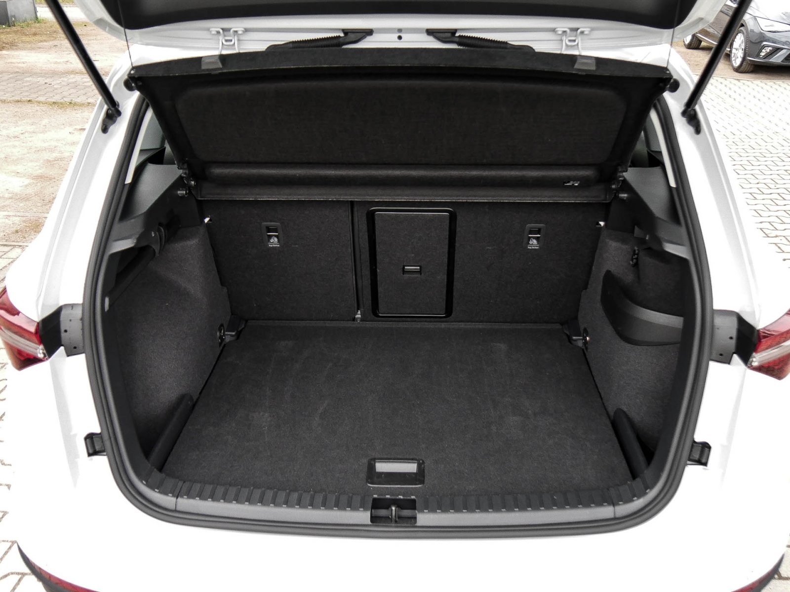 Skoda Karoq 1.5 SELECTION AHK CAM ACC MATRIXLED NAVI